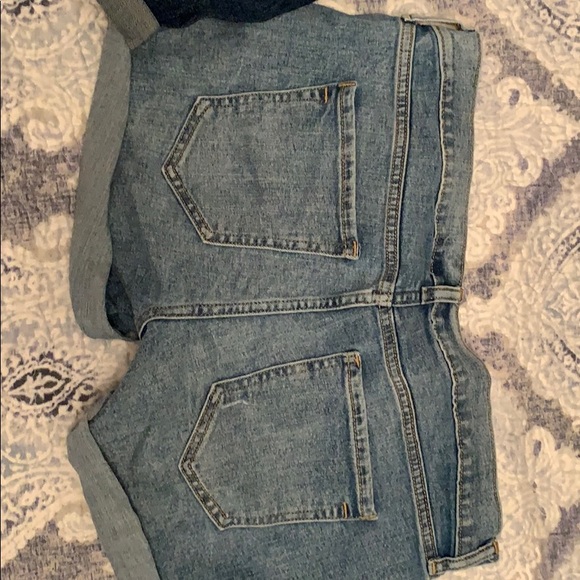 Size 10 Old Navy Shorts - Picture 3 of 4